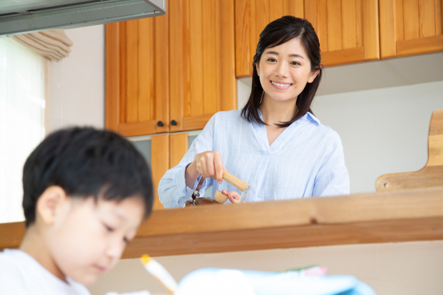 子どもの学習を見守る母親