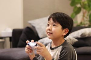 子どもがゲームをする画像